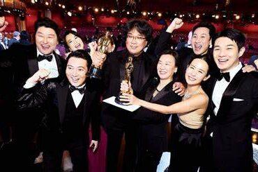 Il film del sudcoreano Bong Joon-ho si aggiudica quattro statuette tra cui quella di miglior film. Joaquin Phoenix e Joker, un binomio vincente.