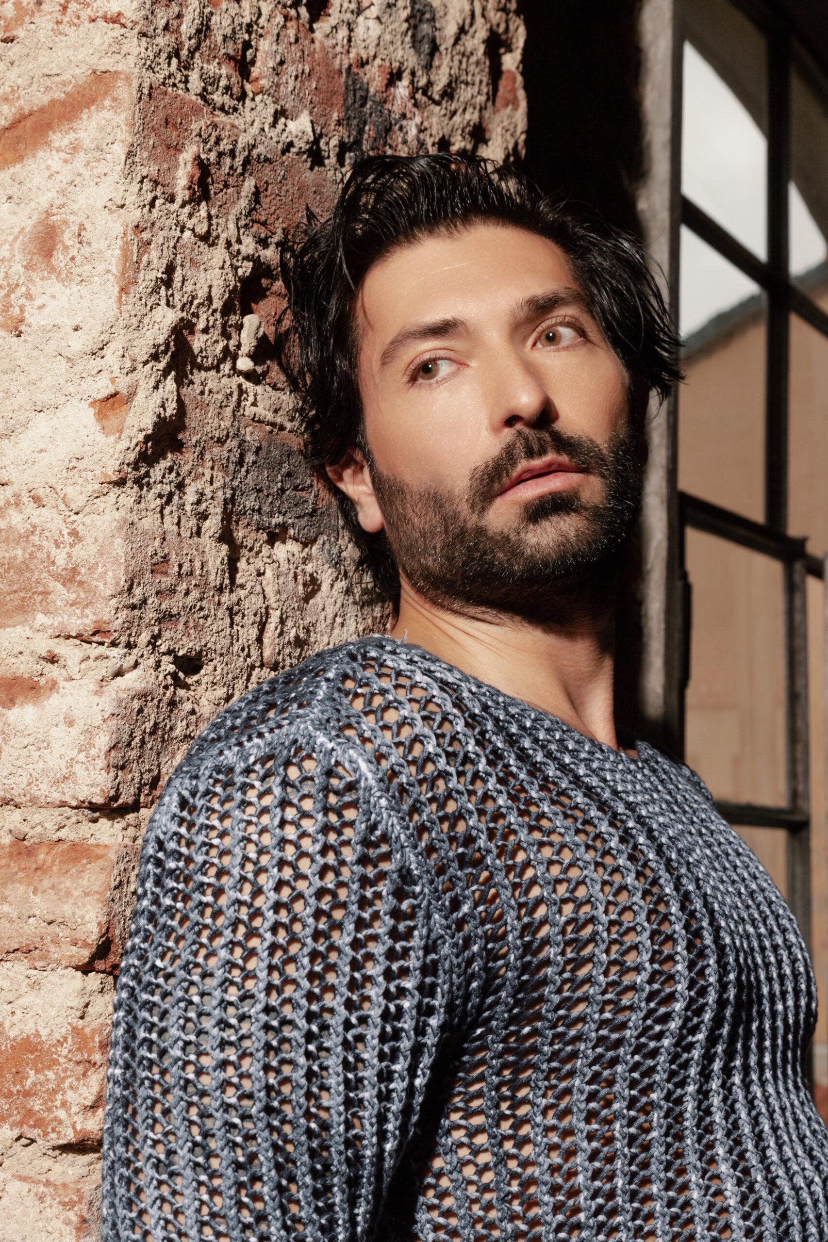 DONATO LECCE DORAN RITRATTO FINESTRA E MAGLIONE AVANT TOI