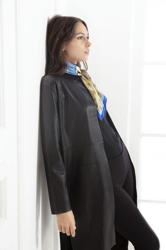 elios adv foulard blu, modella apoggiata sulla parete