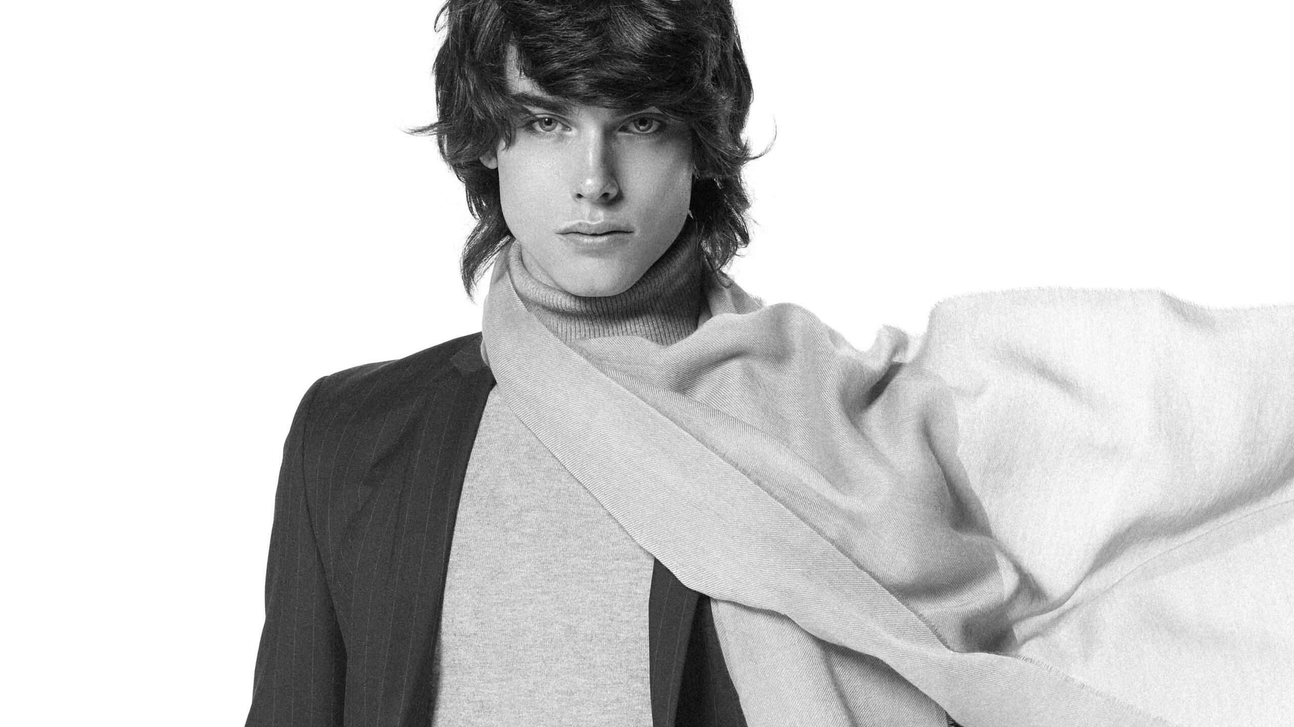 elios adv sciarpa celeste ritratto bianco e nero