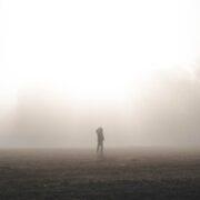 uomo in mezzo della nebbia