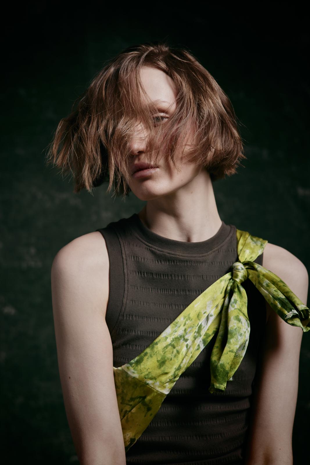 modella bionda con capelli biondi
