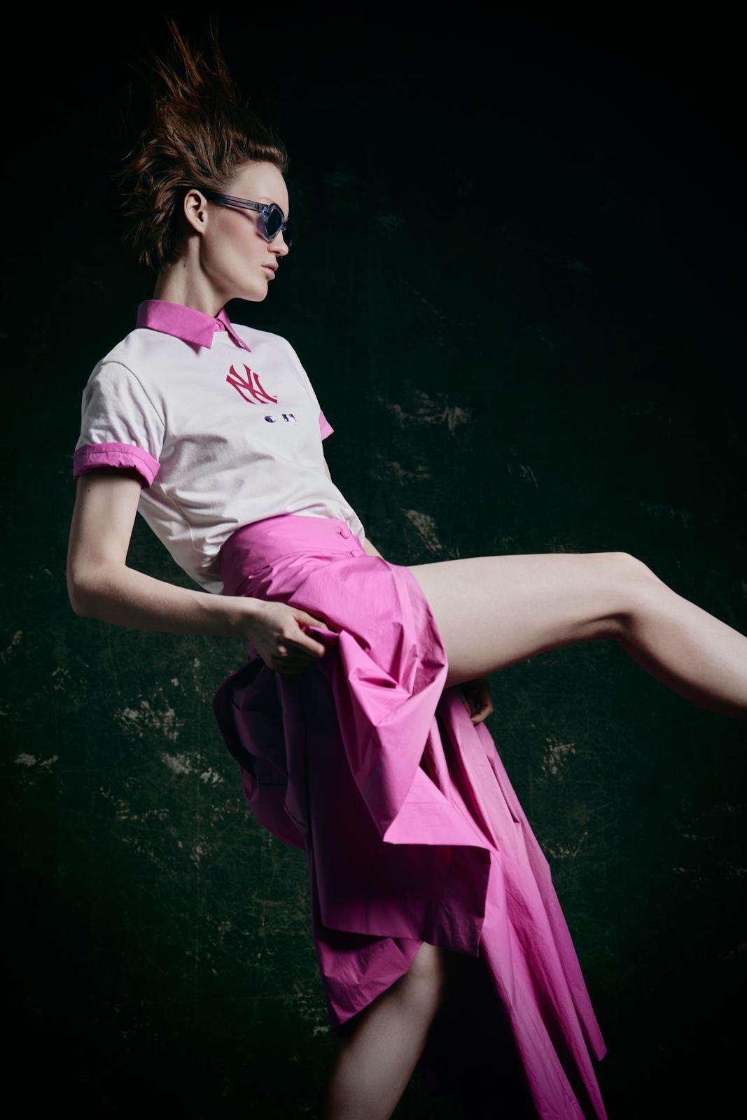 modella indossa outfit magenta
