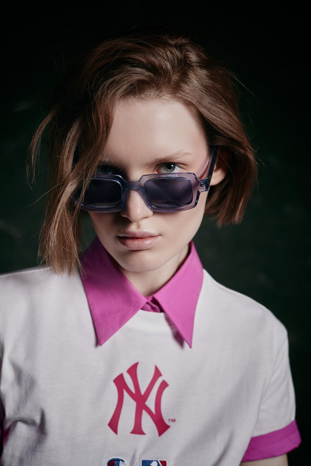 editorial_SaraElBeshbichimodella bionda con capelli corti indossando occhiali celesti 