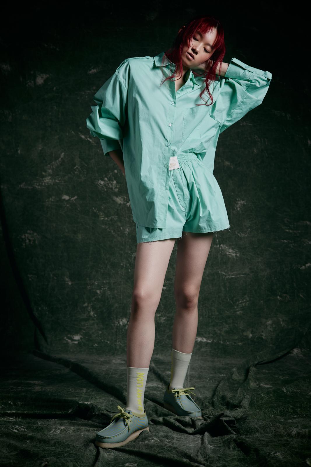 modella asiatica con capelli rossi
outfit camicia oversize verde Tiffany