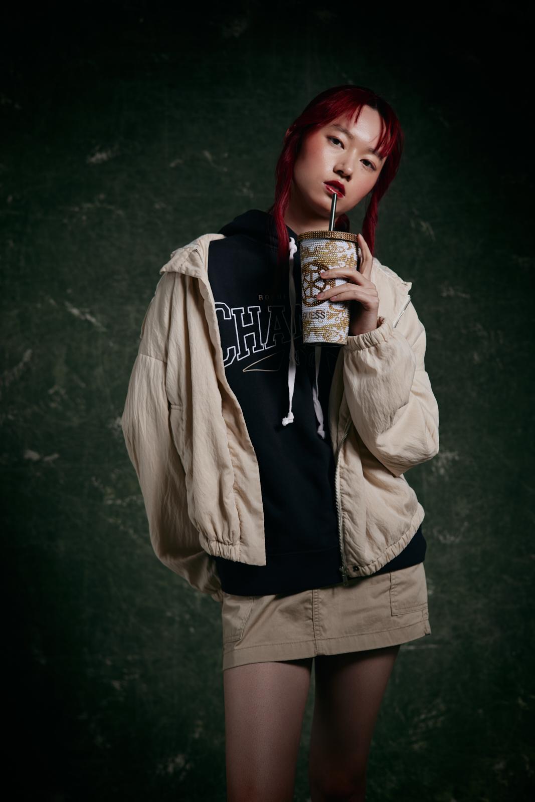 modella asiatica in outfit streetwear