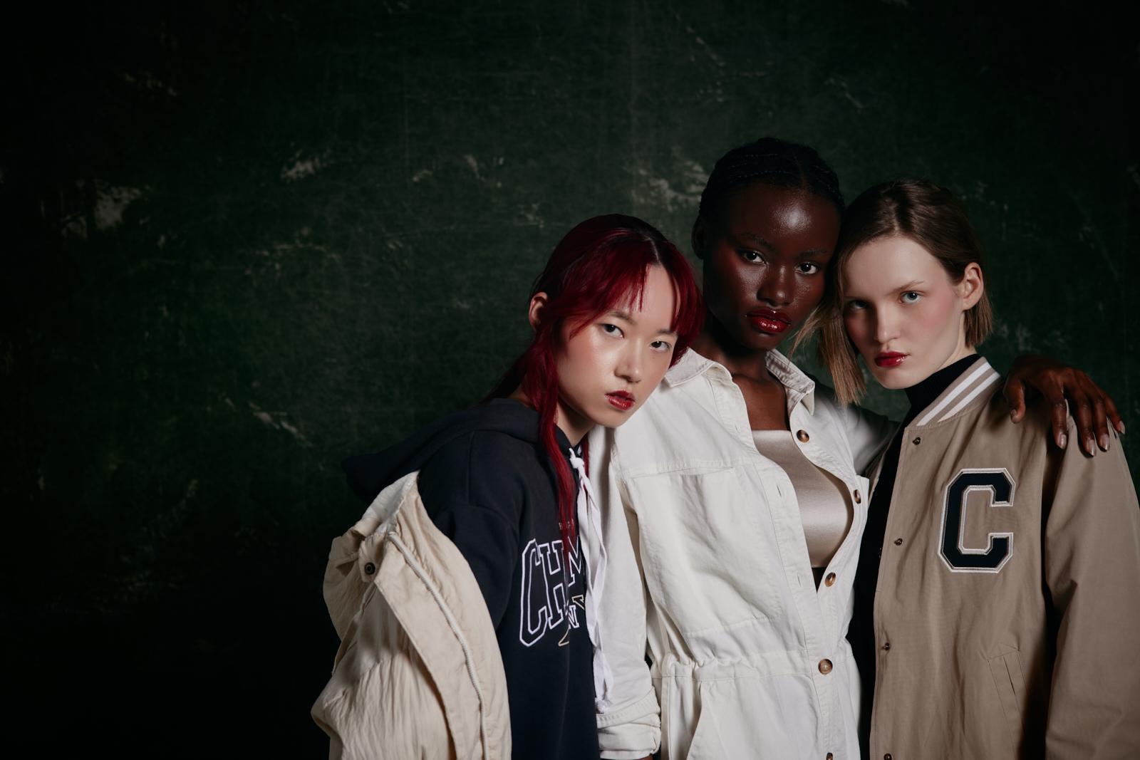 foto di gruppo con modella asiatica e capelli rossi, modella di colore e modella bionda