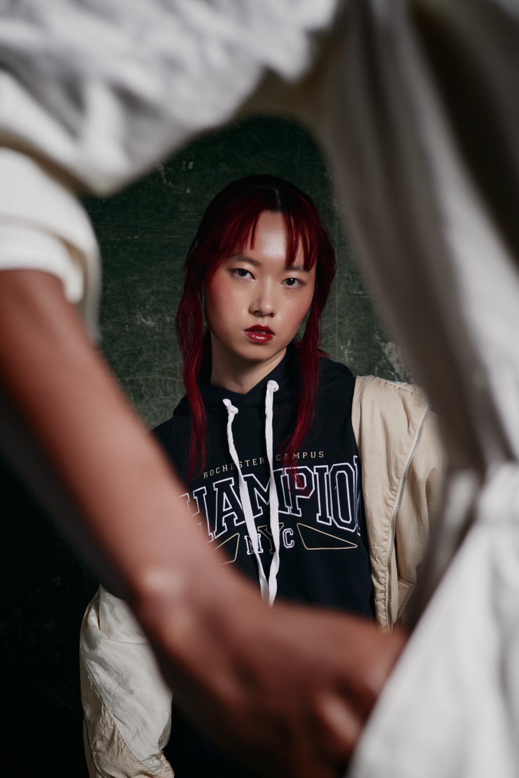 modella asiatica con capelli rossi