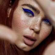 tendenze make-up blu monocromatico grafico