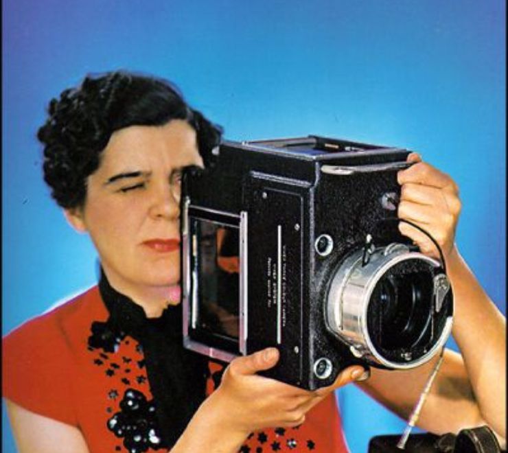 Miu Miu presenta la nuova Campagna Borse 2024 ispirata a Yevonde