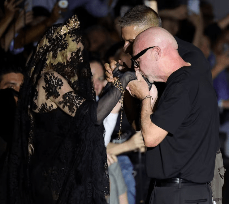 Milano Fashion Week 2024: Dolce & Gabbana omaggiano Madonna e le dive bionde 