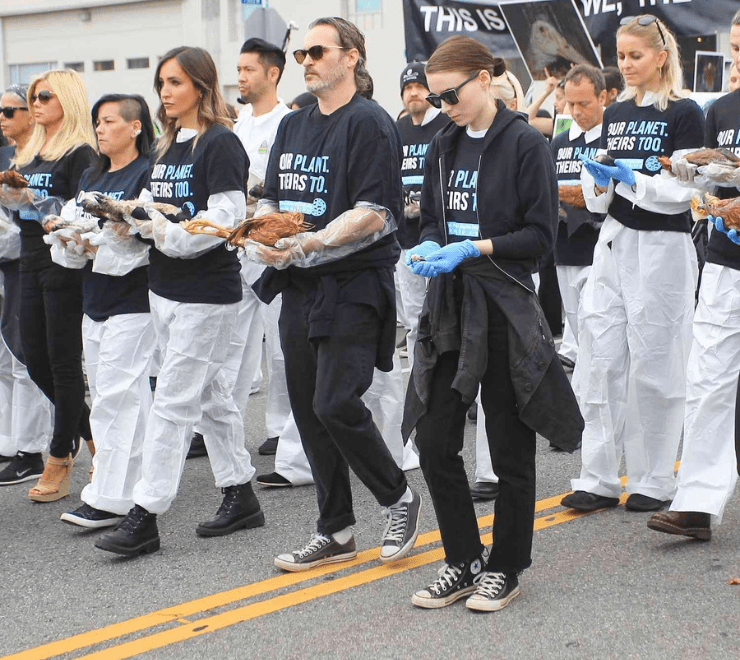 Rooney Mara e Joaquin Phoenix marciano a Hollywood per i diritti degli animali