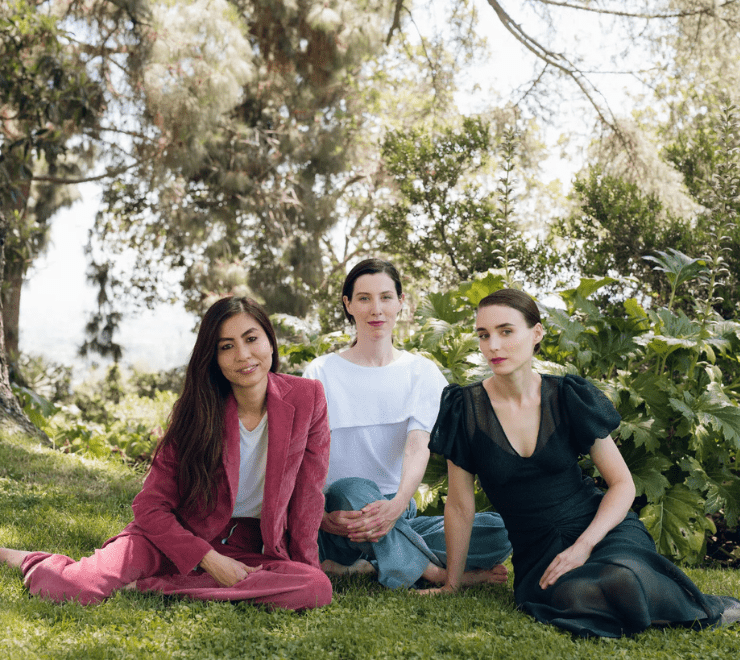 Rooney Mara e le co-fondatrici di Hiraeth Collective