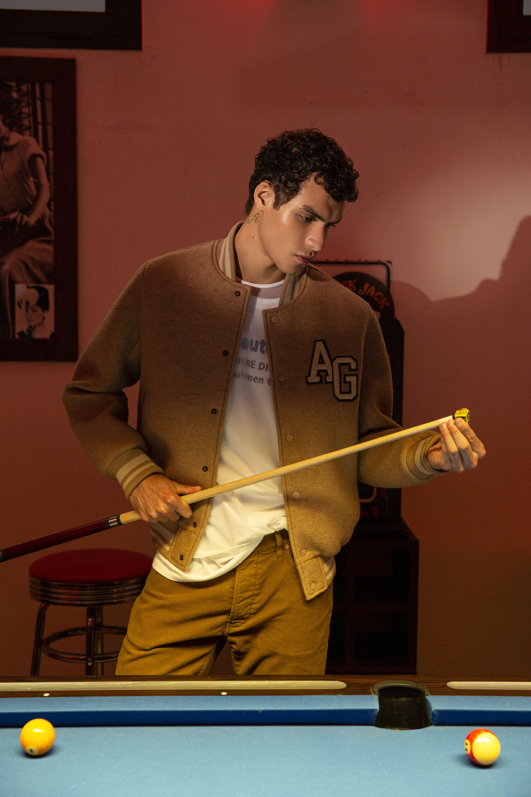 uomo con bastone di bilardo in mano