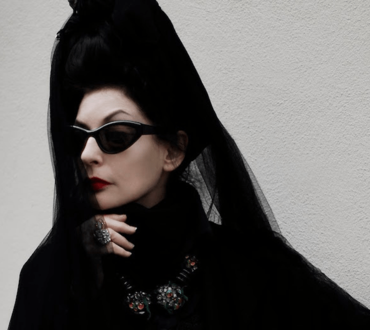ASVOFF è stato fondato nel 2008 dalla stilista e giornalista Diane Pernet