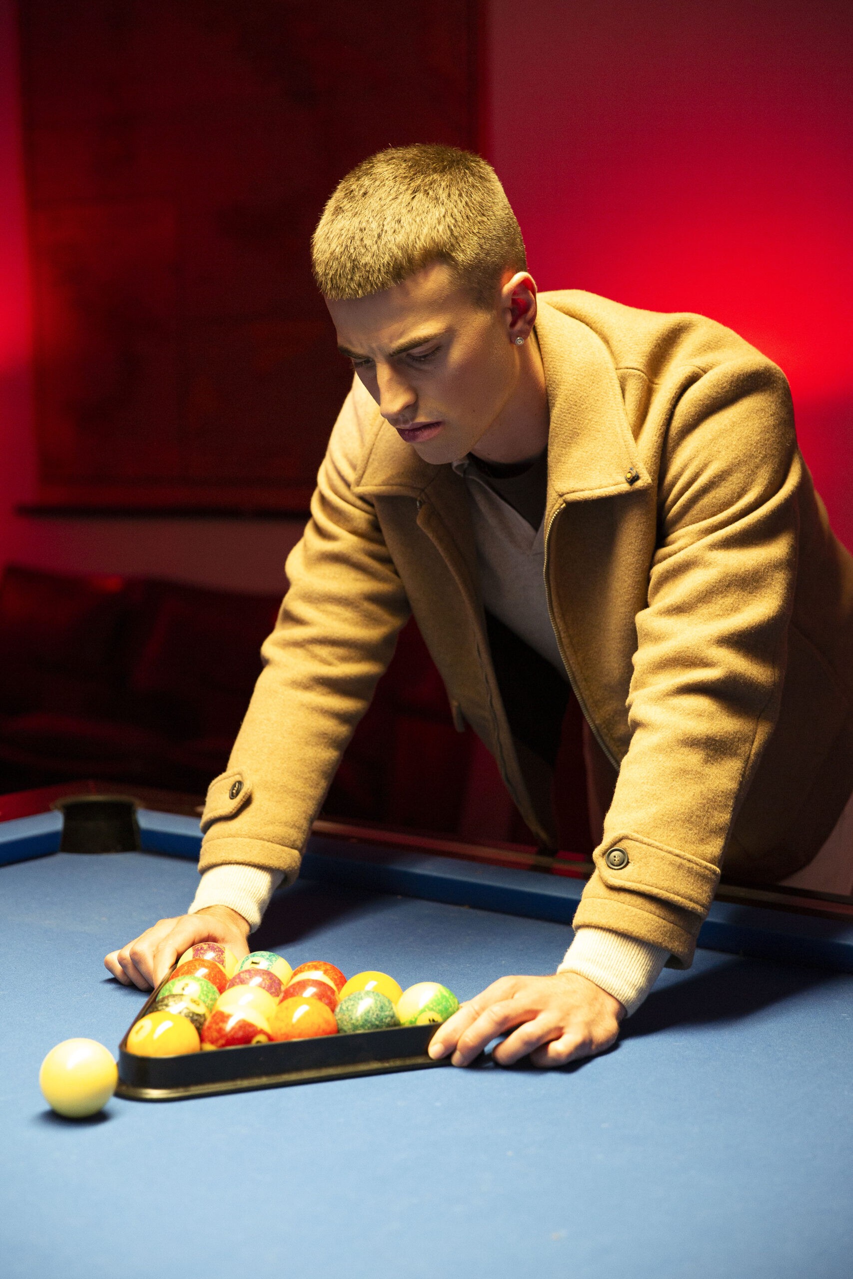 uomo sistema triangolo con le bille su tavolo bilardo