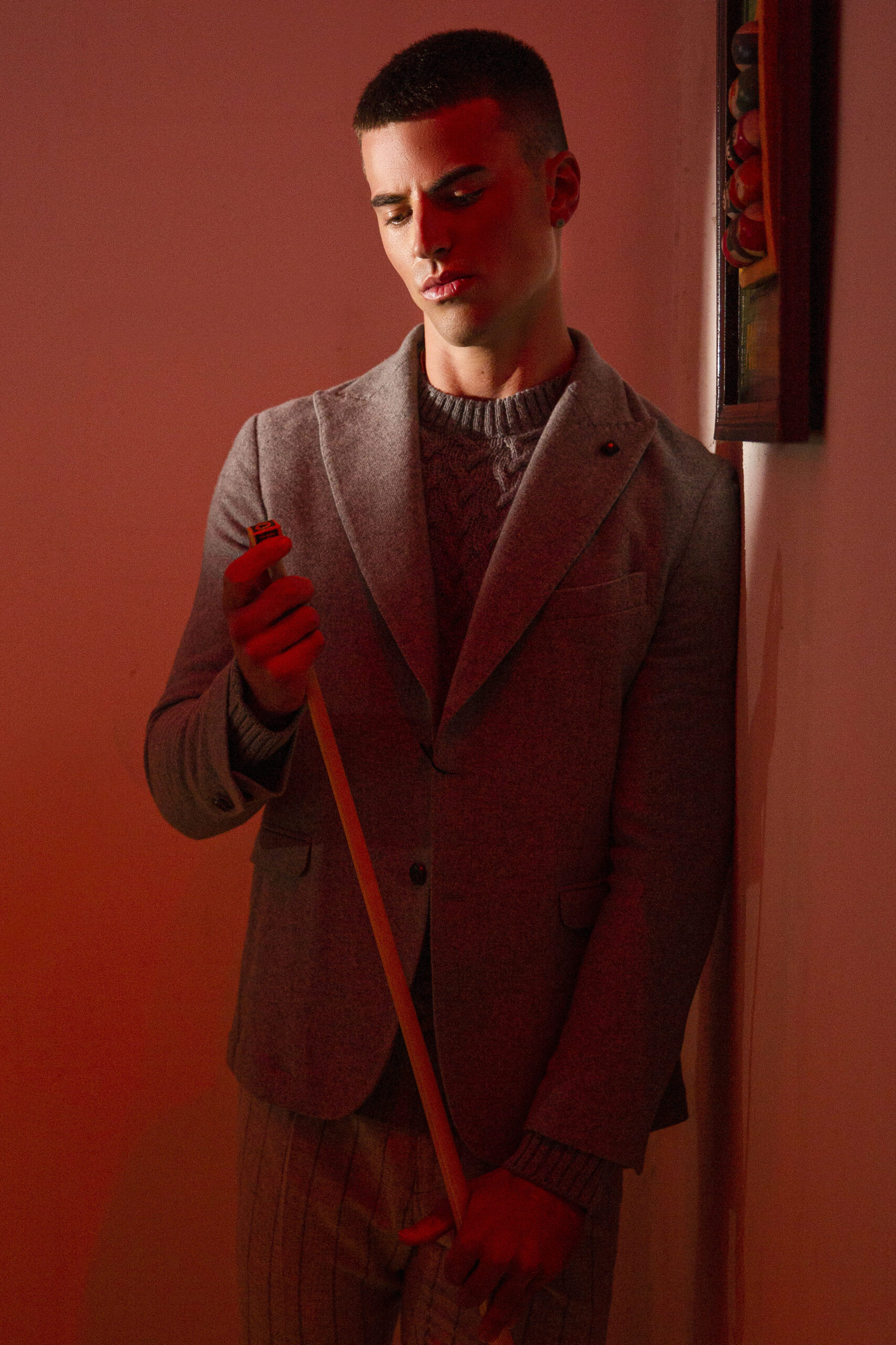 UOMO CON stecca IN MANO