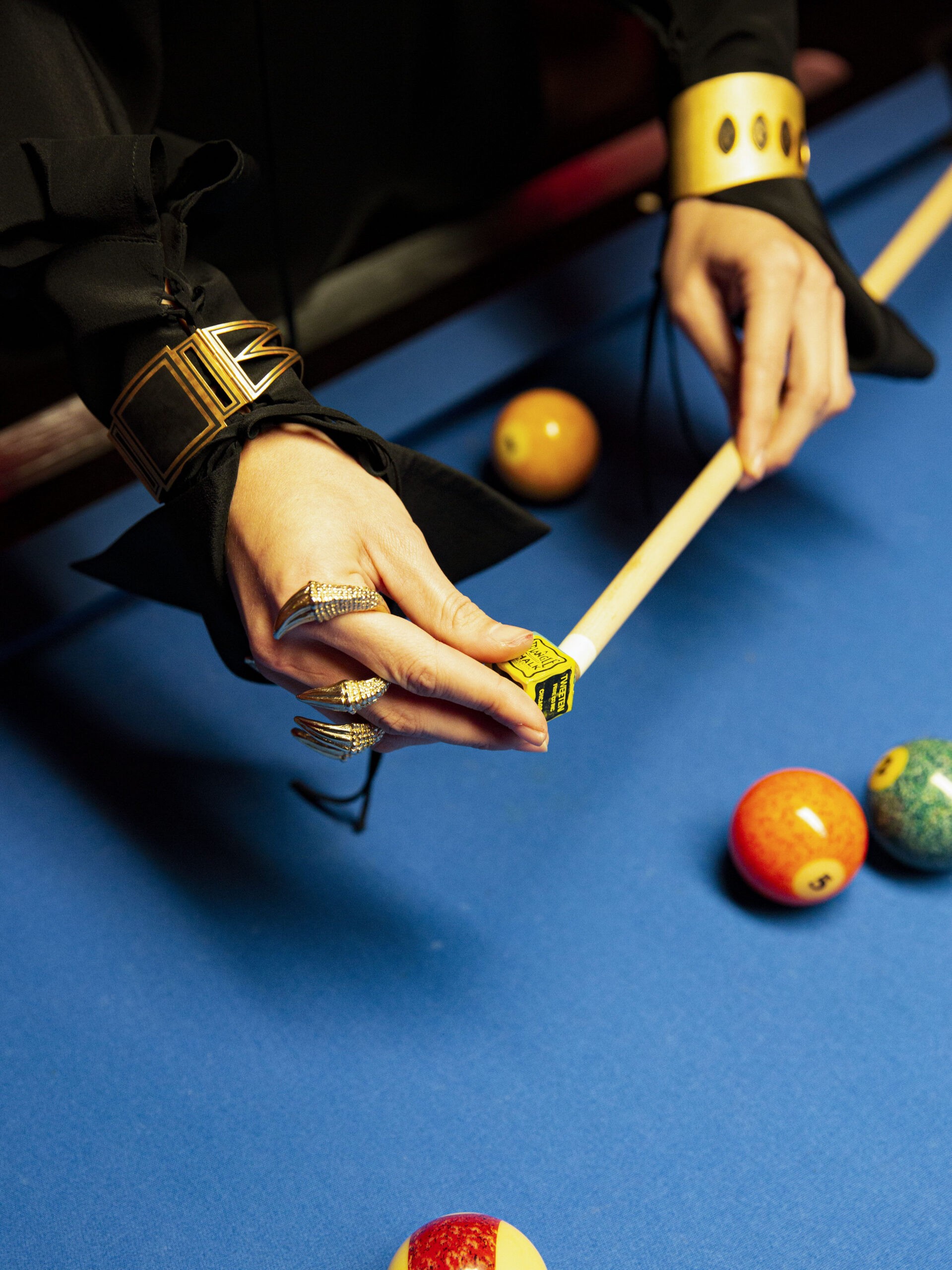 MANO CON STECCA E BILIE