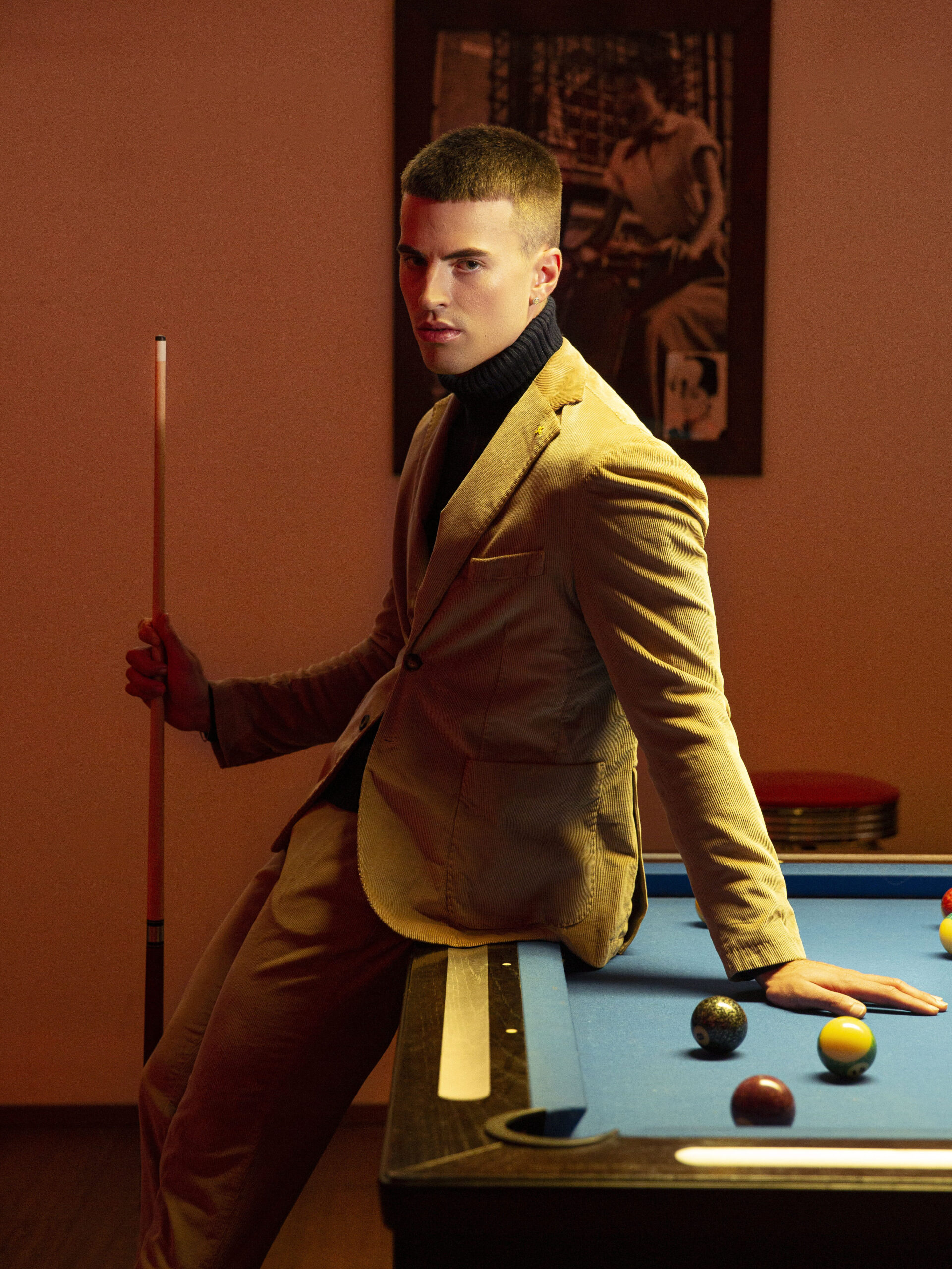 uomo con bastone da bilardo