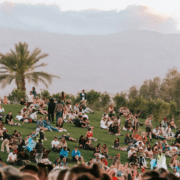Ad aprile 2025 tornerà nel deserto californiano il Coachella, il festival musicale più atteso dell’anno. Si Lady Gaga, Green Day, Post Malone e Travis Scott. 
