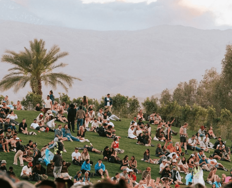 Ad aprile 2025 tornerà nel deserto californiano il Coachella, il festival musicale più atteso dell’anno. Si Lady Gaga, Green Day, Post Malone e Travis Scott. 