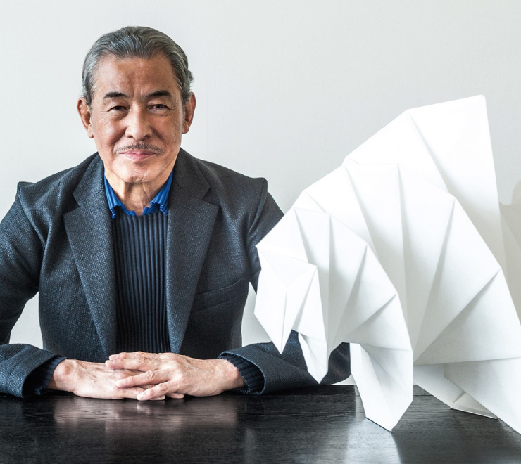 Lanciato nel 2013, HOMME PLISSÉ ISSEY MIYAKE si basa sulla tecnologia di plissettatura dei tessuti,
creando capi universali per la quotidianità, pensati per la diversità di chi li indossa. Gli abiti, anti-piega,
a rapida asciugatura, leggeri e facili da indossare, sono progettati come prodotti per la quotidianità, in
grado di adattarsi al corpo di chi li indossa, esaltandone l’individualità. La versatilità del tessuto
plissettato permette libertà di combinazione tra i diversi capi, favorendo nuove scoperte di sé.