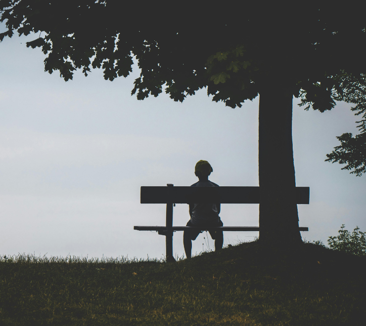 Eccesso di responsabilità e sovraccarico emotivo: molte fughe volontarie avvengono dopo anni di gestione familiare pesante, fallimenti professionali o carichi economici insostenibili; la fuga diventa l’unica via percepita per sfuggire alla pressione.