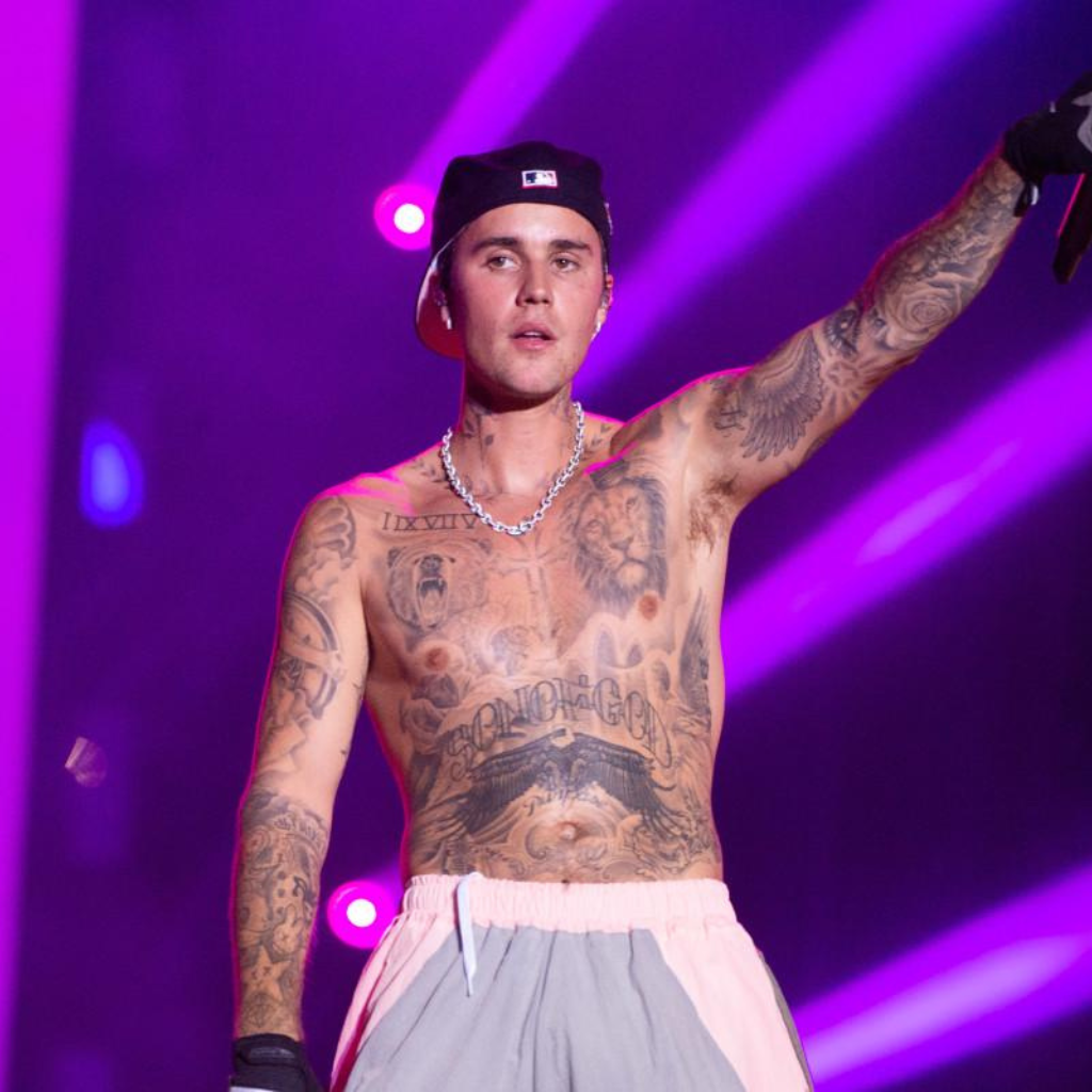 Justin Bieber è stato il primo artista nella storia ad avere sette canzoni contemporaneamente nella Billboard Hot 100 prima ancora di pubblicare un album completo.