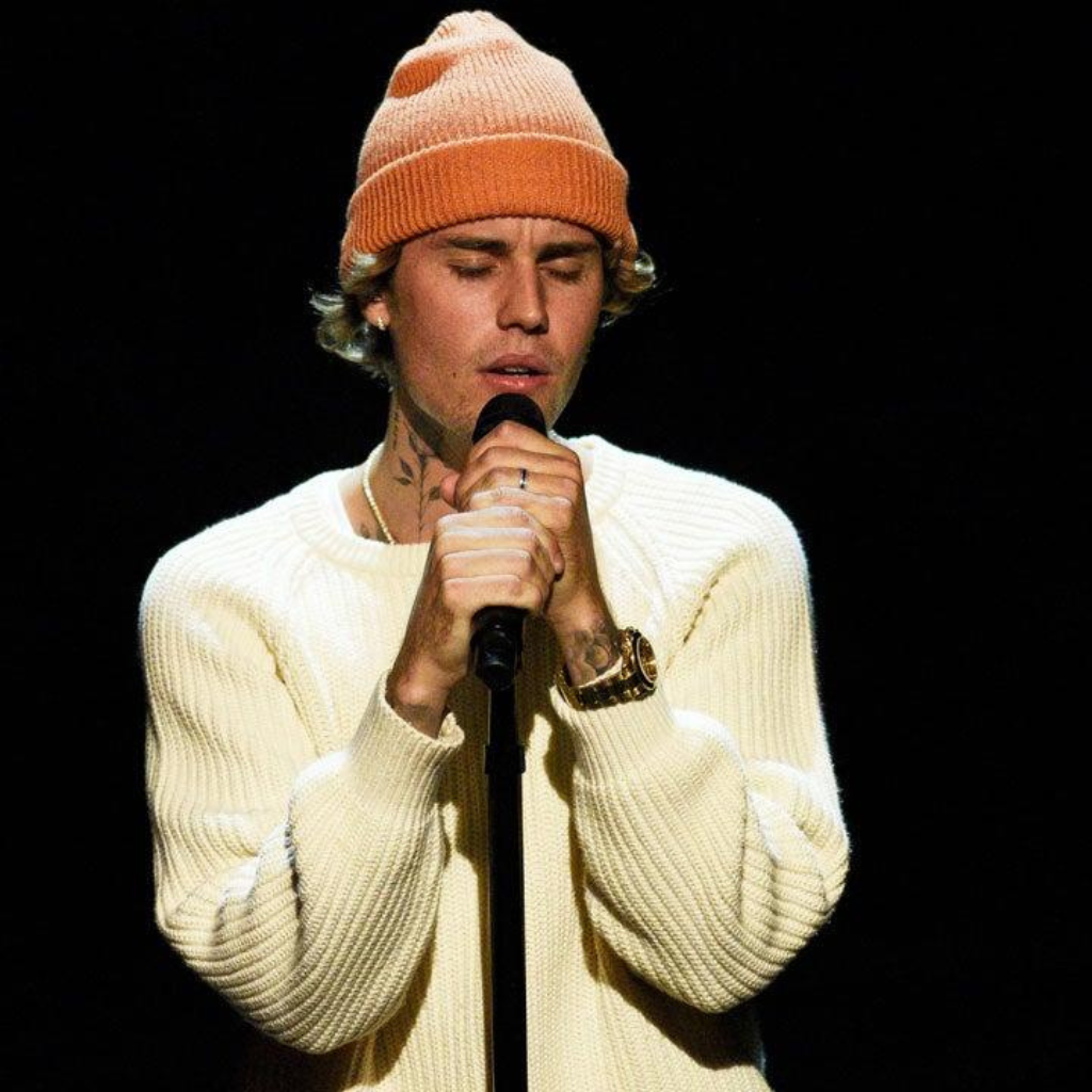 Tra pressioni precoci, esposizione mediatica estrema e difficoltà personali, Justin Bieber ha spesso raccontato il lato più fragile della fama, trasformandolo in parte integrante del suo percorso artistico.