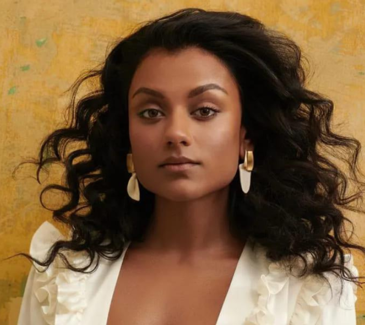 Simone Ashley, nota per Bridgerton, entra nel nuovo universo de Il diavolo veste Prada 2: una presenza contemporanea che porta eleganza e una nuova energia al racconto.