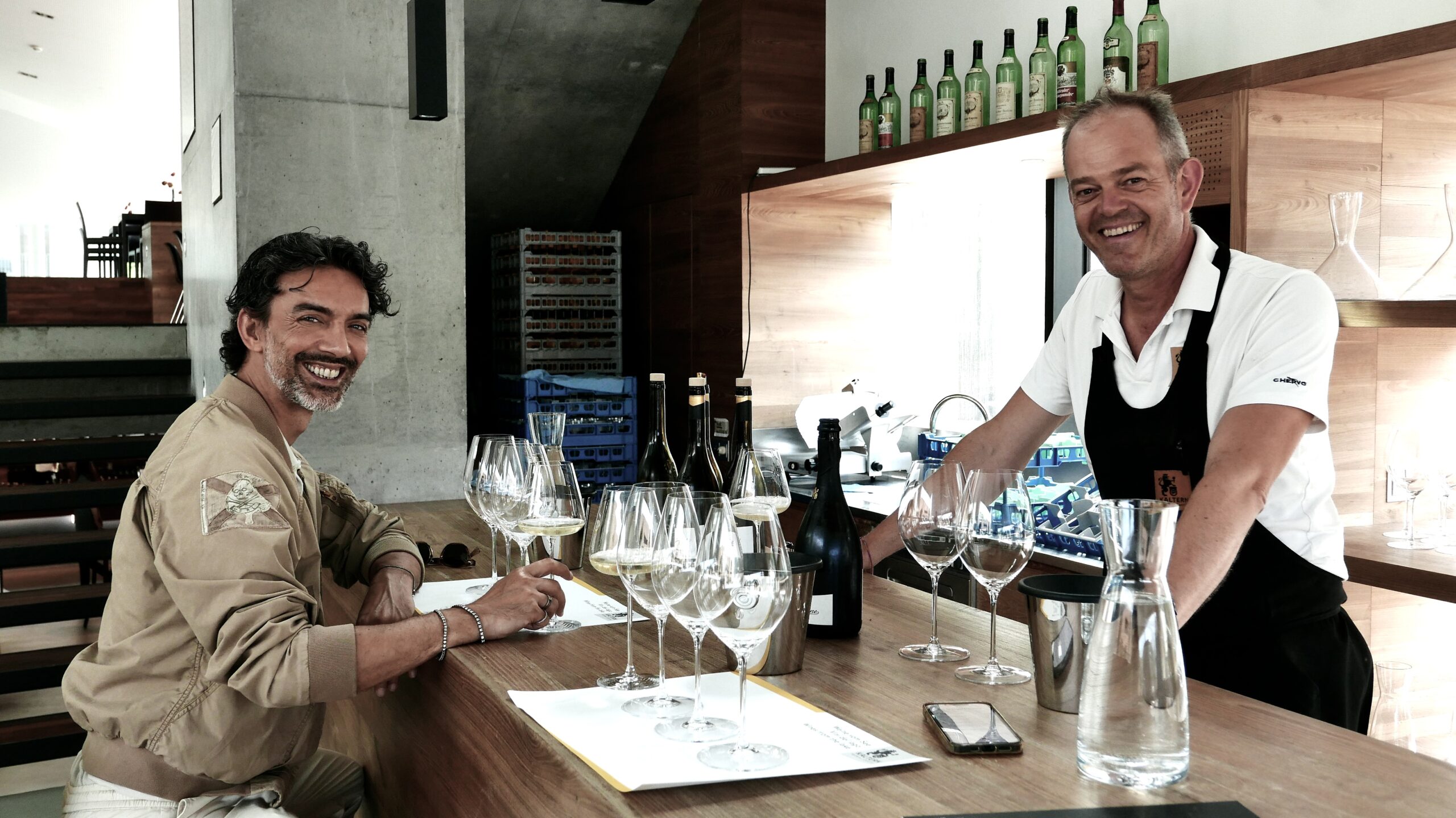 A Caldaro, Alessandro Nava e Ivo durante la degustazione alla cantina Kaltern